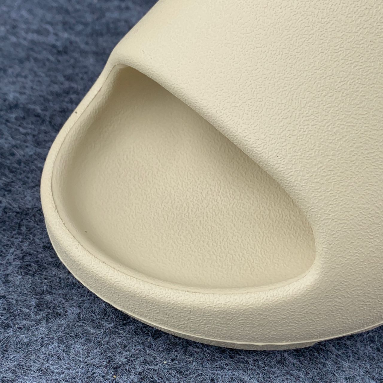 Yeezy Slides 'Bone'