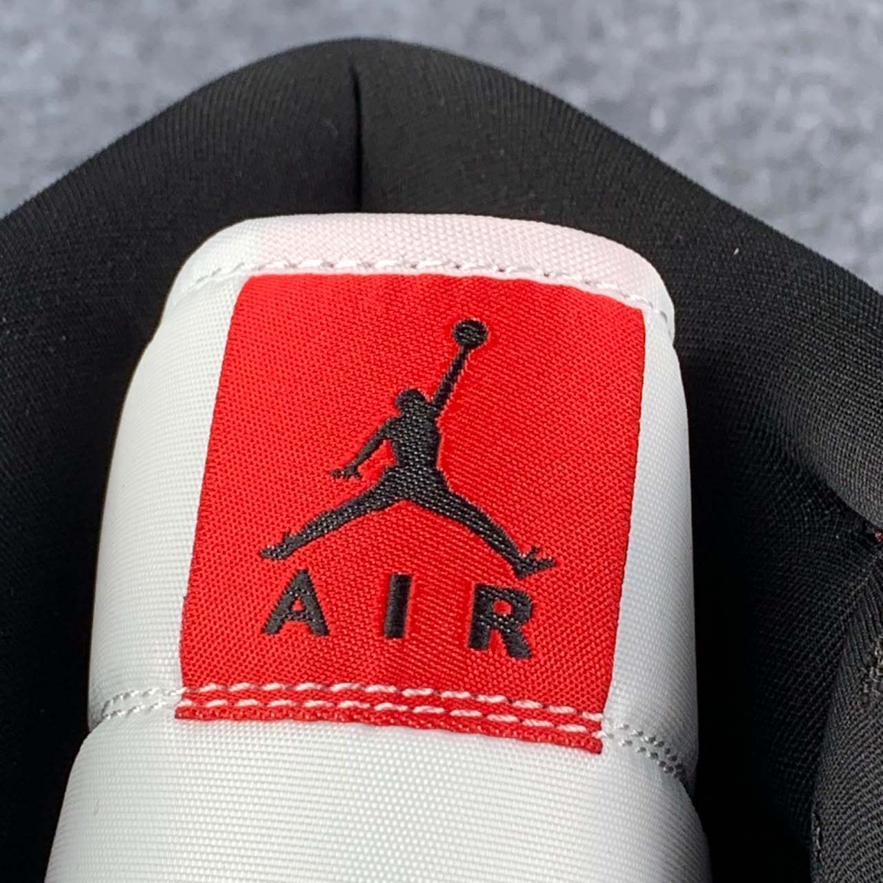 Air Jordan 1 Mid 'Chicago Black Toe'